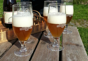 Het streekbier wordt geproefd