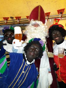 Foto van Sinterklaas en Zwarte piet