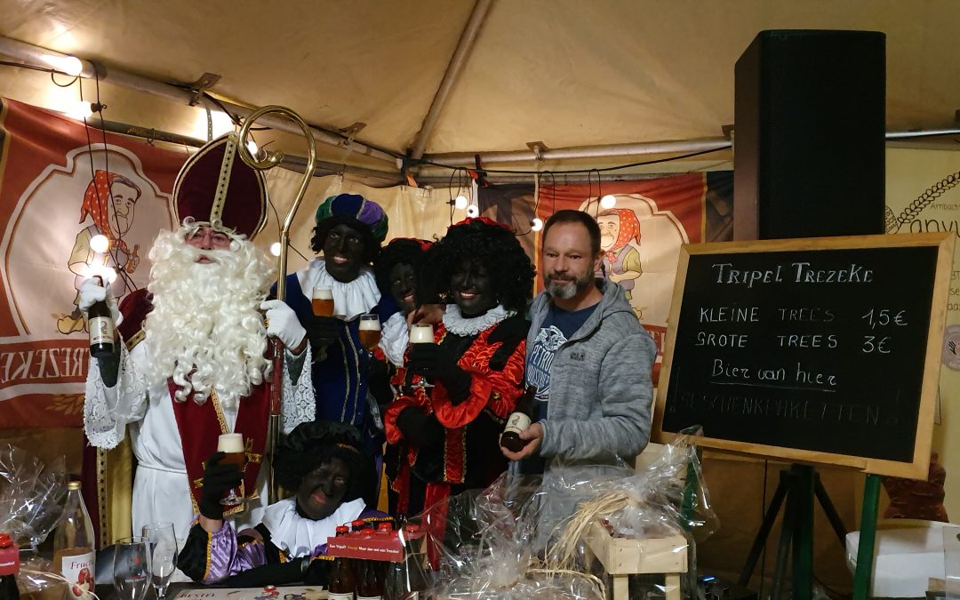 foto van Sinterklaas die een Trezeke proeft